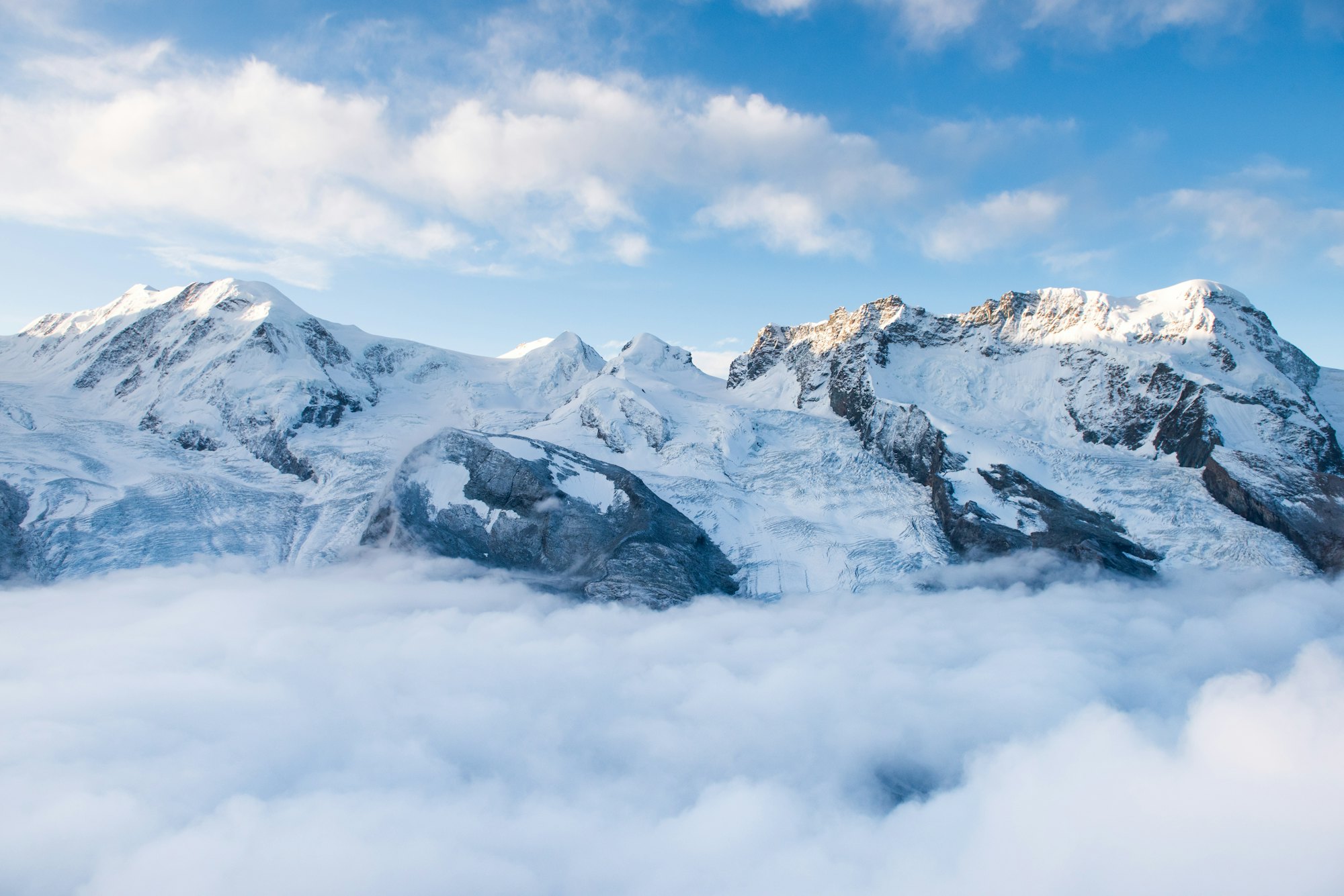 Berggipfel über einem Wolkenmeer in den Schweizer Alpen