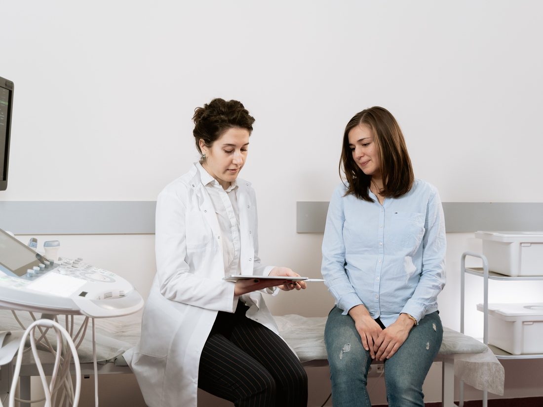 Ärztin im Gespräch mit einer Patientin in der Praxis