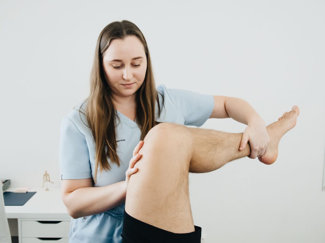 Untersuchung von Knie und Bein einer Patientin